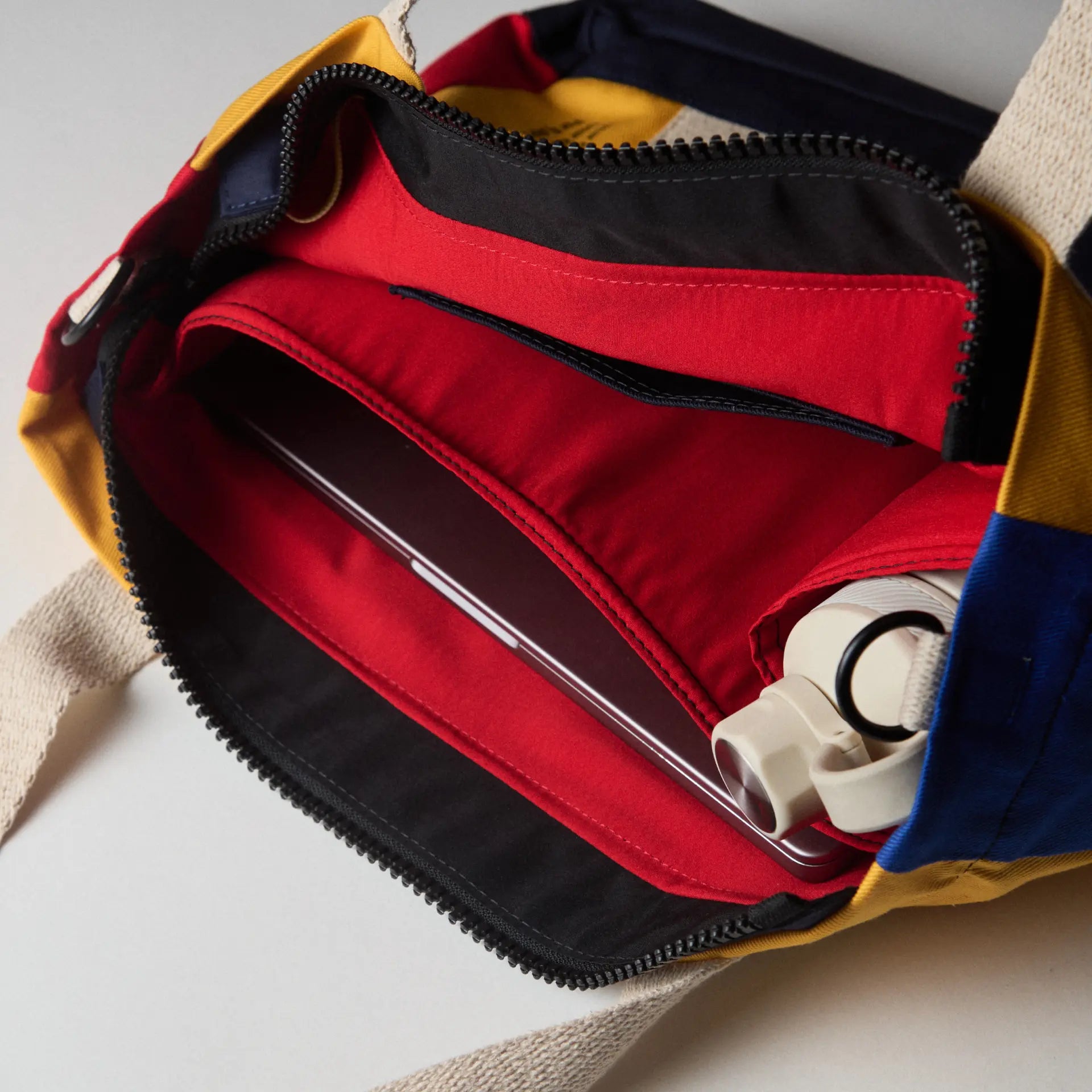 Tote Bag Íconos ARA - Amplia, práctica y segura