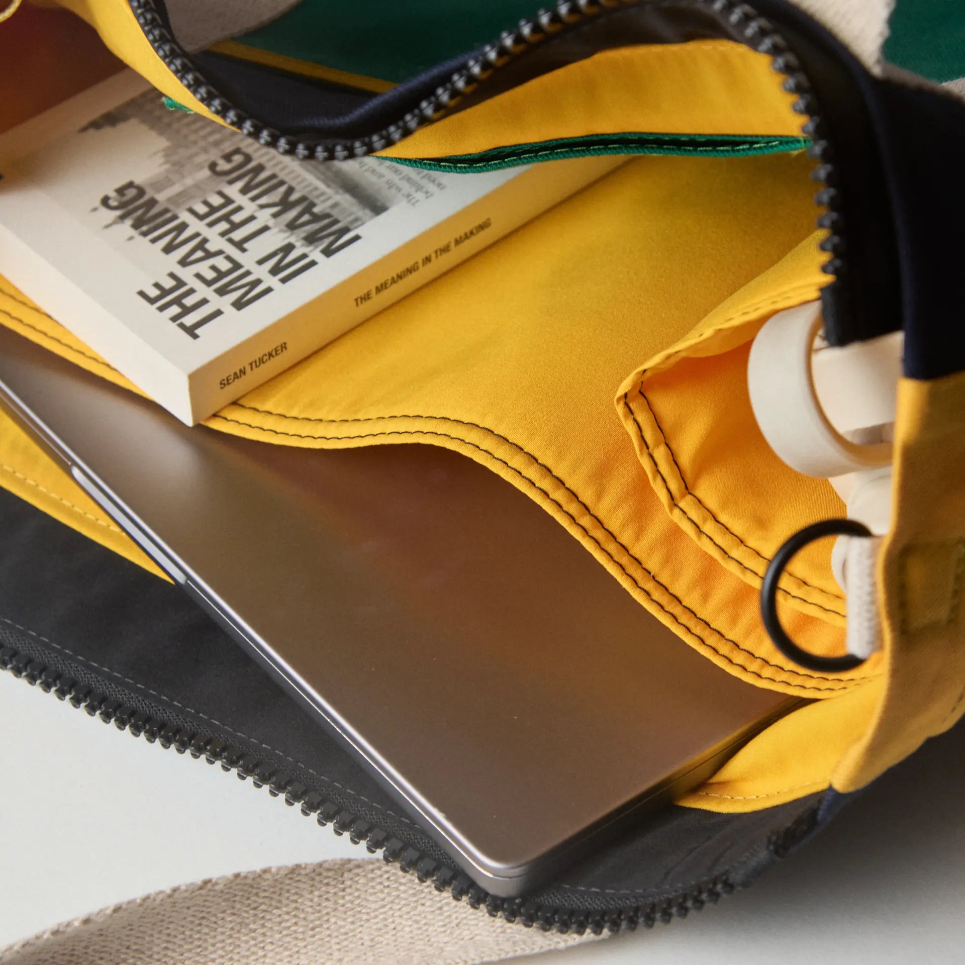 Tote Bag Íconos ARV - Amplia, práctica y segura