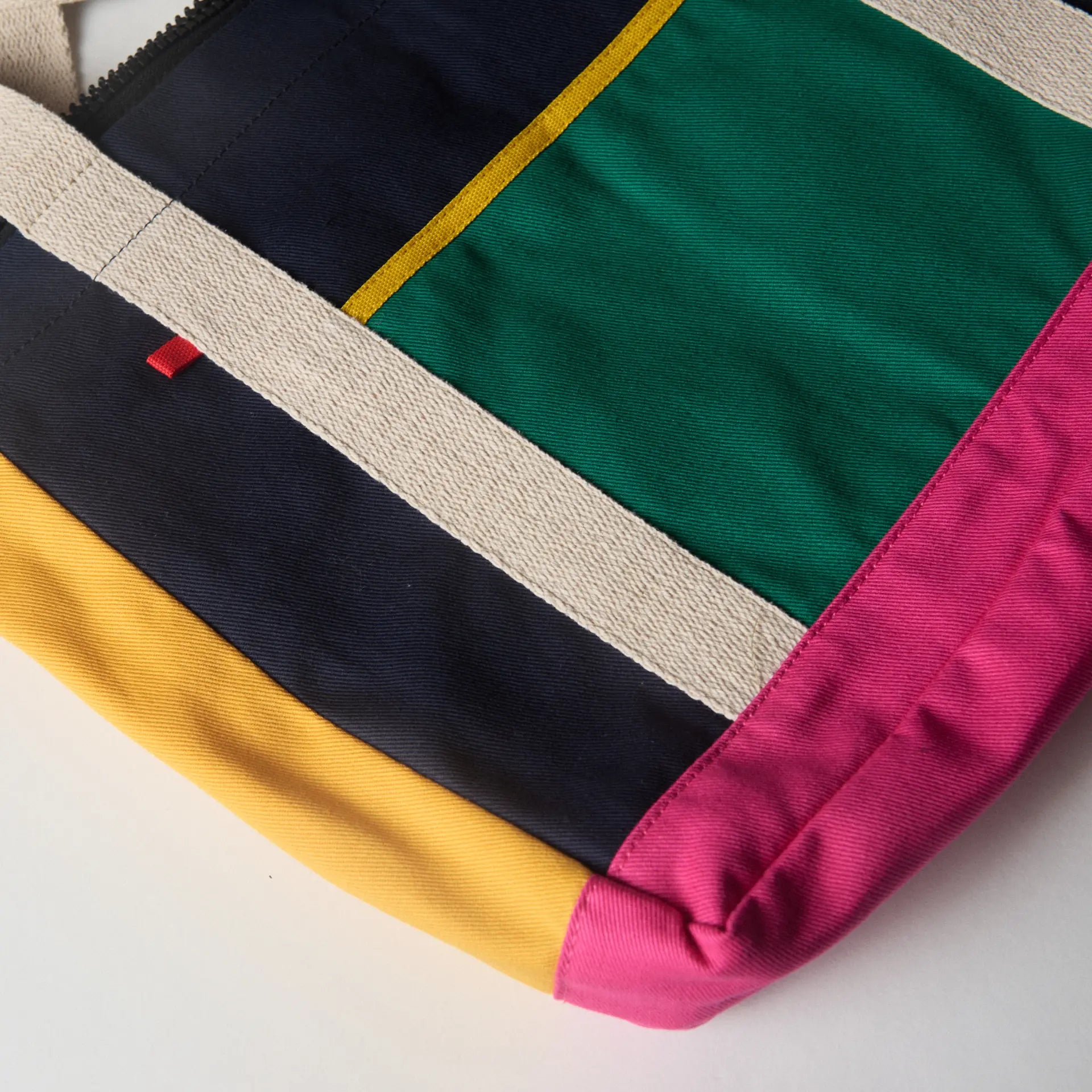 Tote Bag Íconos ARV - Amplia, práctica y segura