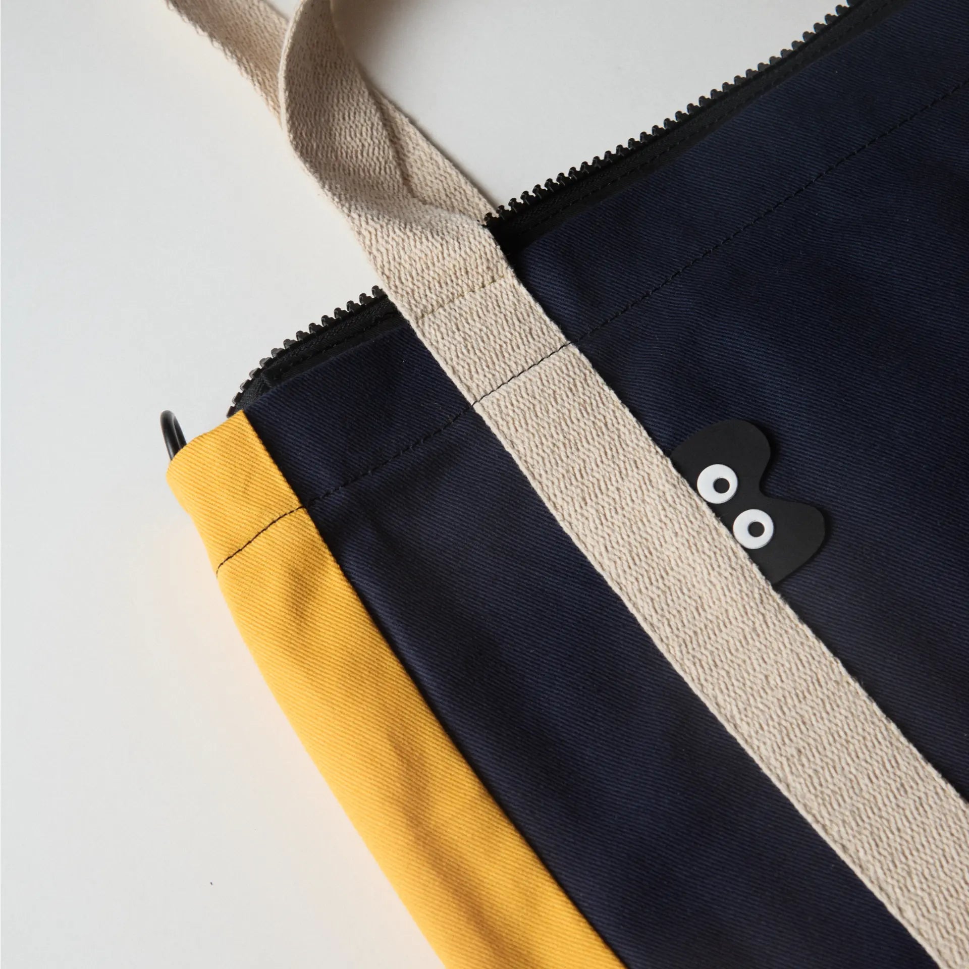 Tote Bag Íconos ARV - Amplia, práctica y segura